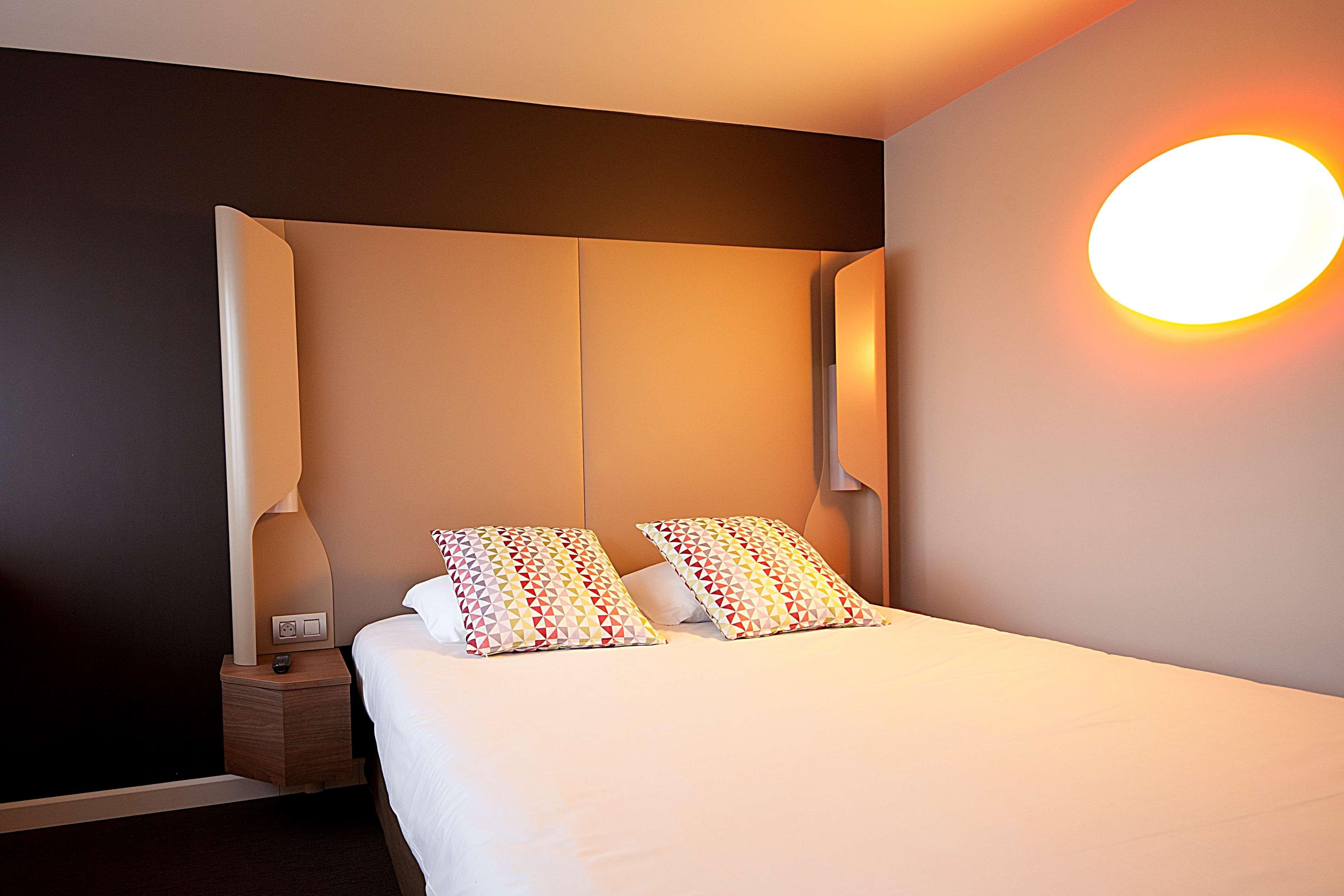 Campanile Clermont-Ferrand ~ Aubiere Hotel Bagian luar foto
