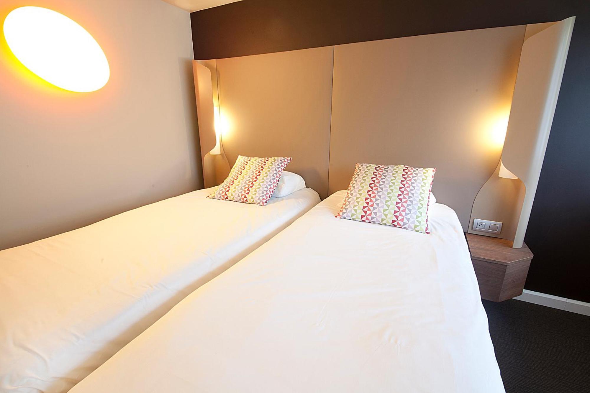 Campanile Clermont-Ferrand ~ Aubiere Hotel Bagian luar foto