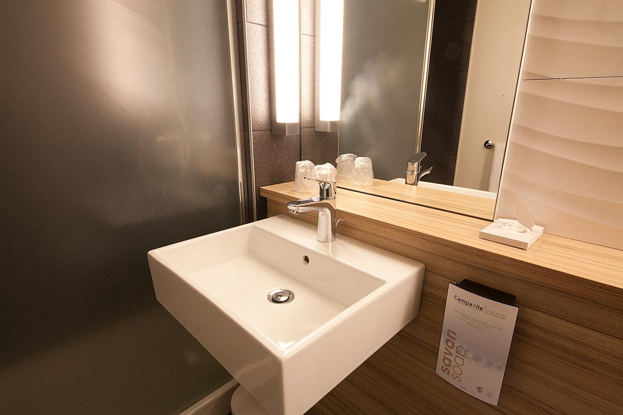Campanile Clermont-Ferrand ~ Aubiere Hotel Bagian luar foto
